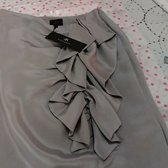 Stunning NWT Grey Silk Skirt. - Picture 4 of 7